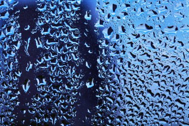 Su bardağa düşer.