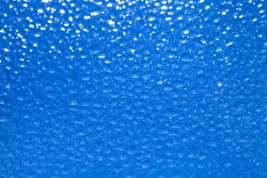 Su bardağa düşer.