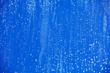 Su bardağa düşer.