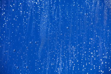 Su bardağa düşer.