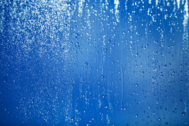 Su bardağa düşer.