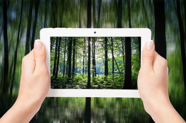 ellerinde tablet bilgisayar