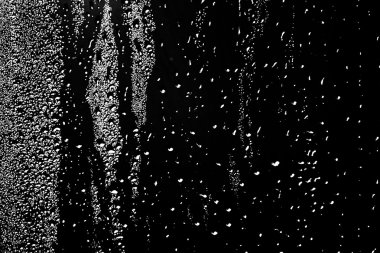 Su bardağa düşer.