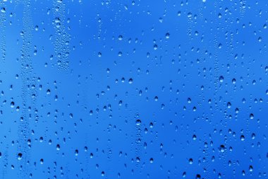 Su bardağa düşer.