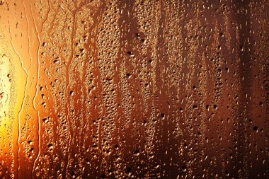 Su bardağa düşer.