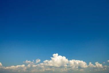 Beyaz bulutlu mavi gökyüzü