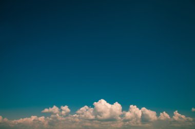 Beyaz bulutlu mavi gökyüzü
