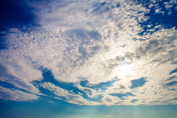 Céu azul com nuvens brancas — Fotografia de Stock