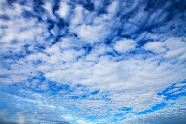 Blue sky with white clouds — Stock Photo, Image