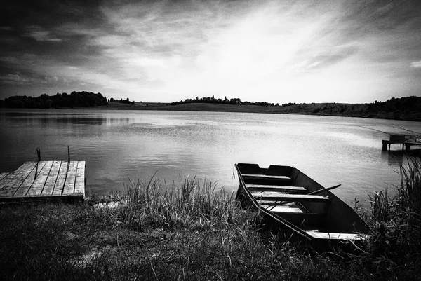 Fluss mit Boot — Stockfoto