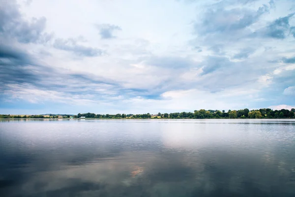 La forêt et la rivière — Photo