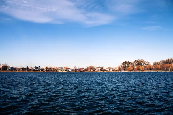 Foresta pittoresca e il fiume — Foto Stock