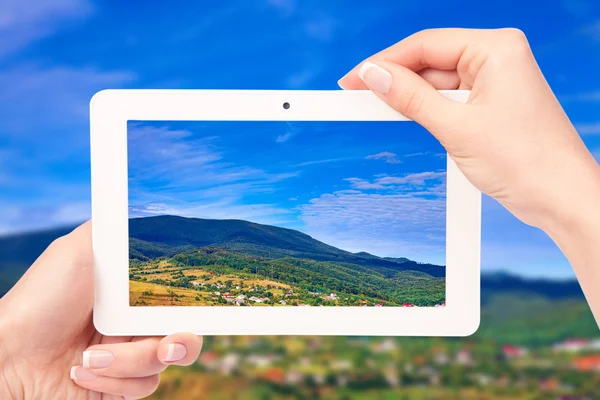 Tablet computador em mãos — Fotografia de Stock