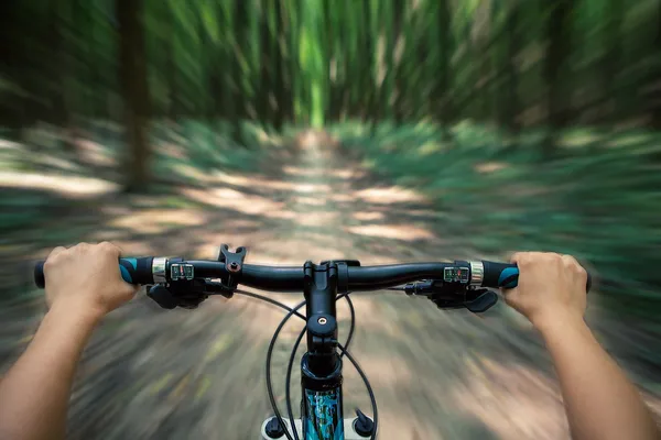 Mountain bike giù per la collina — Foto Stock