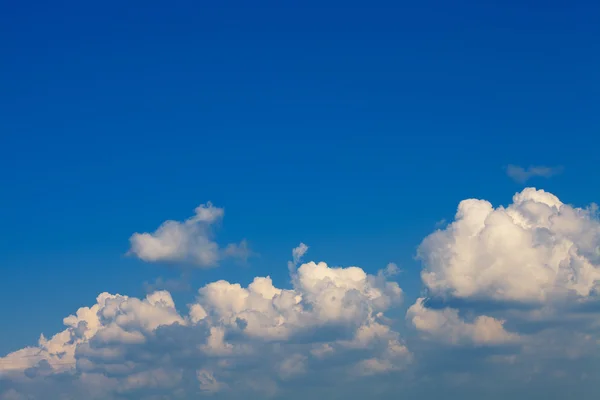 Blauwe lucht met witte wolken achtergrond — Stockfoto