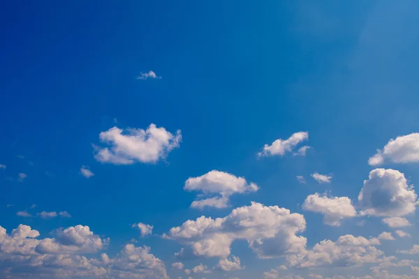 Ciel bleu avec des nuages blancs — Photo