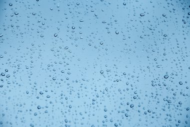 Su bardağa düşer.