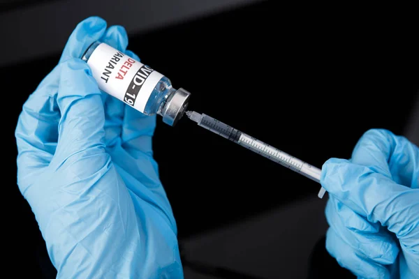 Covid 19 delta Variant vaccin i handen. vaccination mot coronavirus — Stockfoto