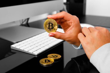 Bitcoin 'i elinde tutan adam ahşap arka planda