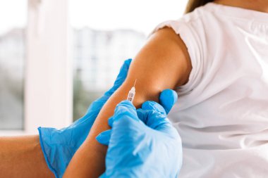 Modern klinikte küçük bir çocuğu aşılayan doktor.