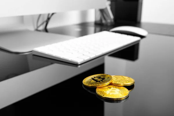 Mężczyzna gospodarstwa bitcoin w ręku na tle drewna — Zdjęcie stockowe