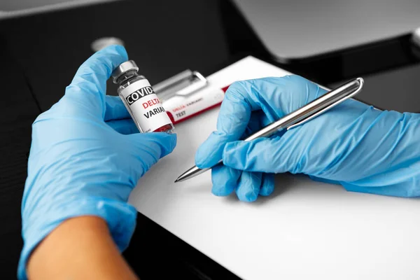 Covid 19 delta Variant vaccin i handen. vaccination mot coronavirus — Stockfoto
