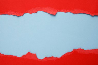 Gazetede yırtık kenarlı kırmızı bir delik var. Noel arkaplanı