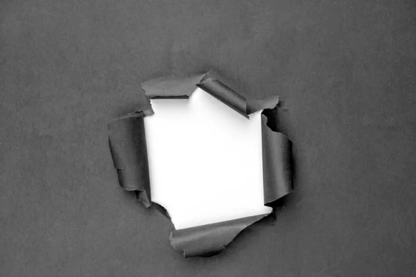 Agujero negro en el papel con los lados rotos. — Foto de Stock