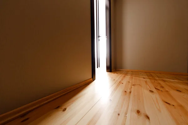 Het licht dat door de half open deur van het huis schijnt — Stockfoto