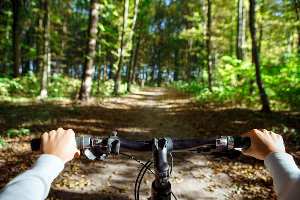 Mountain bike giù per la collina scendendo veloce in bicicletta. Vista dagli occhi dei motociclisti. — Foto Stock