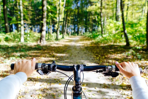 Ciclismo de montaña colina abajo descendiendo rápido en bicicleta. Vista desde los ojos de los ciclistas. — Foto de Stock