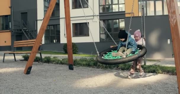 Barn på lekplatsen — Stockvideo