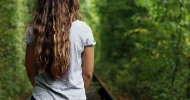 Aşk tünelinde yürüyen kadın — Stok video