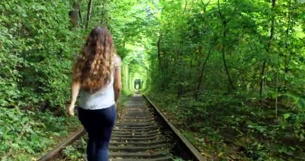 Žena kráčející po tunelu lásky — Stock video