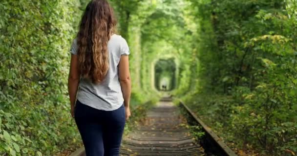 Mujer caminando en el túnel del amor — Vídeos de Stock