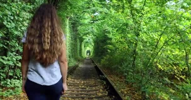 Mulher caminhando no túnel do amor — Vídeo de Stock