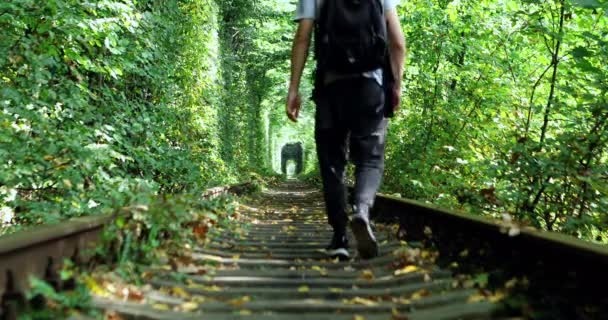 Un hombre camina por ferrocarril — Vídeos de Stock