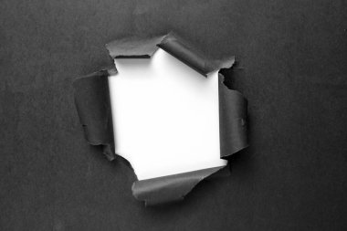 Kağıtta yırtık kenarlı kara delik.