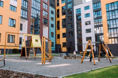 Bahçedeki renkli oyun alanı