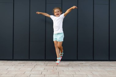 Beyaz tişörtlü küçük kız. Logonuz ya da tasarımınız için yer açın. Yazdırma için model