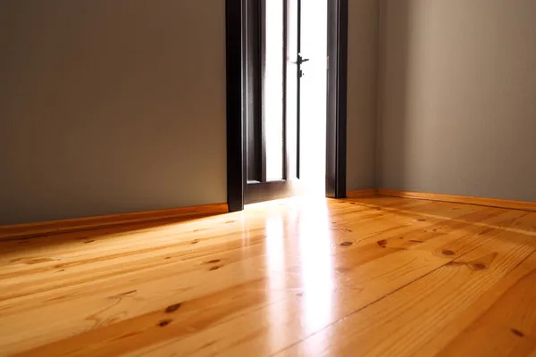 Het Licht Dat Door Half Open Deur Van Het Huis — Stockfoto