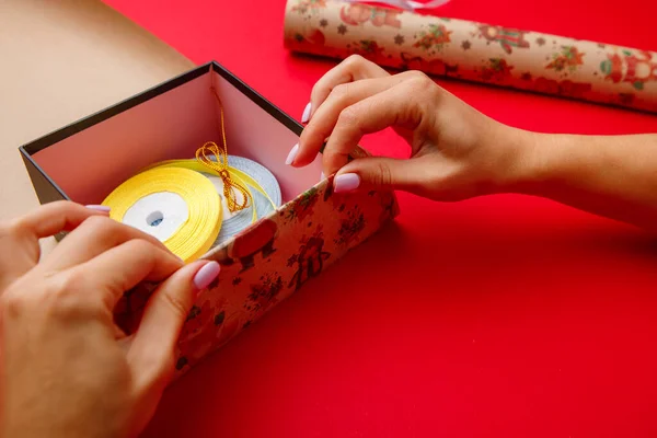 Φτιάχνοντας Και Διακοσμώντας Χειροποίητα Χριστουγεννιάτικα Κουτιά Δώρου Ξύλινο Τραπέζι Φόντο — Φωτογραφία Αρχείου