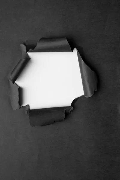 Schwarzes Loch Papier Mit Gerissenen Seiten — Stockfoto