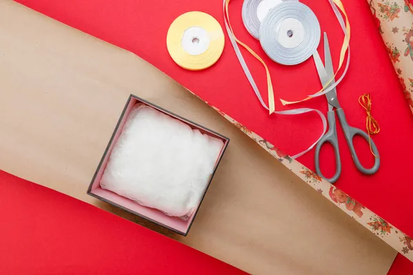 Φτιάχνοντας Και Διακοσμώντας Χειροποίητα Χριστουγεννιάτικα Κουτιά Δώρου Ξύλινο Τραπέζι Φόντο — Φωτογραφία Αρχείου
