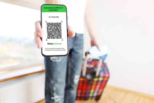 Der Mann Zeigt Die App Für Den Digitalen Impfpass Handy — Stockfoto