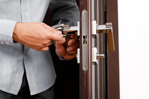 Man Repairing Doorknob Closeup Worker Hands Installing New Door Locker — Stock Photo, Image