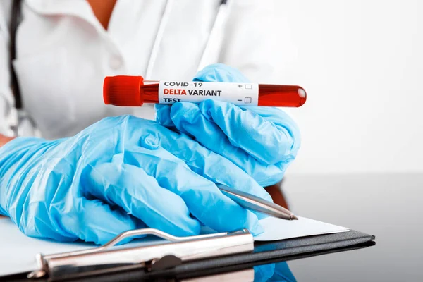 Covid Delta Variant Vaccin Och Testa Blod Handen Bordet Bakgrund — Stockfoto