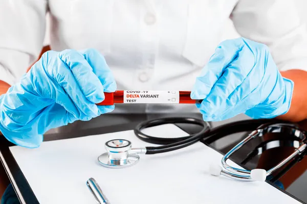 Covid Delta Variant Impfstoff Und Test Blut Der Hand Auf — Stockfoto