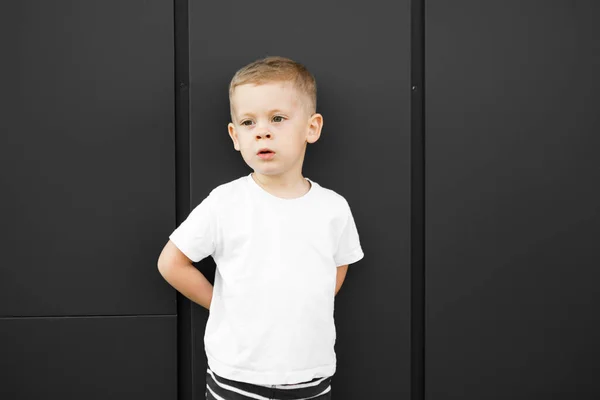 穿着白色T恤的小男孩 为您的标志或设计留出空间 供印刷用的软垫 — 图库照片