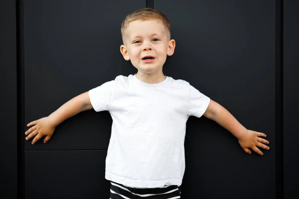 穿着白色T恤的小男孩 为您的标志或设计留出空间 供印刷用的软垫 — 图库照片